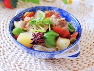 17、土鸡土豆粉条一锅炖,好吃到哭的土鸡土豆粉条一锅炖就出锅咯，好吃营养丰富又下饭，每次炖一锅不够吃哟。