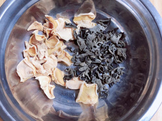 1、清炒山药木耳,准备好黑木耳、白木耳。