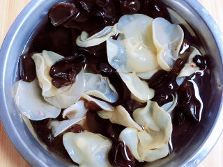 3、清炒山药木耳,木耳泡好，洗净待用。