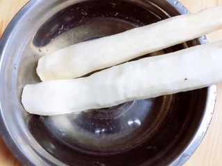 4、清炒山药木耳,准备山药，削去外皮洗净。