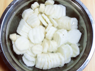 5、清炒山药木耳,用花刀将山药切波浪薄片，将山药片泡在水中。