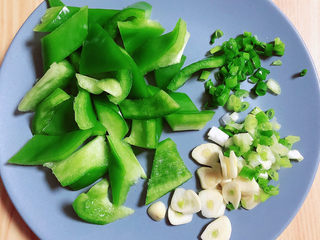 6、清炒山药木耳,准备柿子椒、葱蒜，切好待用。