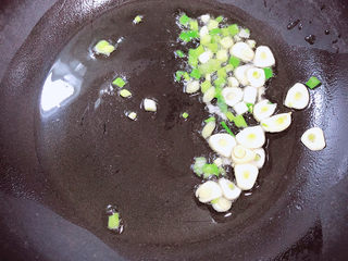 7、清炒山药木耳,锅中倒入油，放入葱蒜爆香。