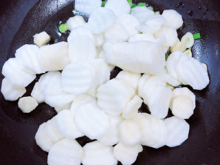 8、清炒山药木耳,放入山药，翻炒均匀。