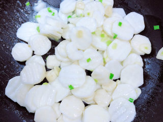 9、清炒山药木耳,炒山药最好掂勺，山药有很多淀粉一样的汤汁，比较粘稠，翻炒不会很均匀，掂勺会比较容易炒均匀。