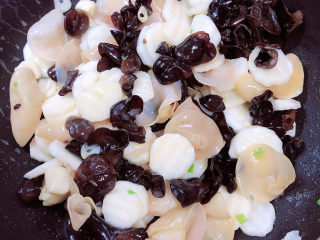 11、清炒山药木耳,放入黑白木耳，继续翻炒。