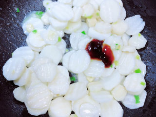 10、清炒山药木耳,放入盐、蚝油，继续翻炒均匀。