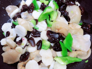 13、清炒山药木耳,大约1-2分钟食材都入味后，即可出锅啦！