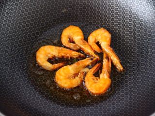 1、海虾芸豆木耳时蔬便当,把海虾去除虾须虾线后，洗净沥干水分，够烧热倒入花生油烧至六成热时，把海虾两面煎熟后，盛出备用，油留着一会炒菜用。