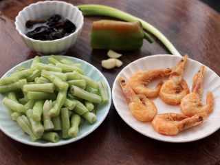 4、海虾芸豆木耳时蔬便当,把所有的食材备齐后。