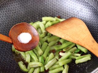 8、海虾芸豆木耳时蔬便当,加入适量的盐调味。