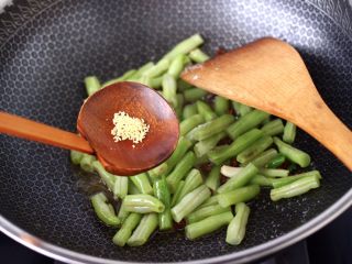 9、海虾芸豆木耳时蔬便当,再放入鸡精增加口感。