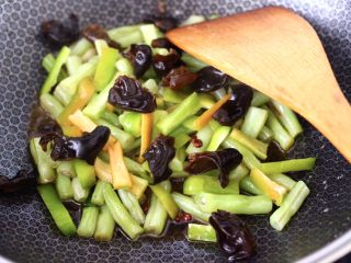 11、海虾芸豆木耳时蔬便当,大火继续翻炒均匀，加入青椒和木耳。