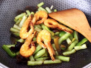 12、海虾芸豆木耳时蔬便当,大火还是快速翻炒1分钟左右，加入提前煎熟的海虾。