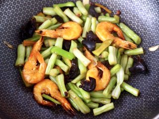 13、海虾芸豆木耳时蔬便当,大火翻炒至所有的食材混合均匀，即可关火。