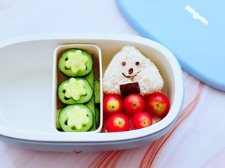14、海虾芸豆木耳时蔬便当,便当盒里面，放入自己喜欢做的花样米饭和自己喜欢的水果蔬菜，我是用黄瓜刻的花，米饭底下铺上小番茄。