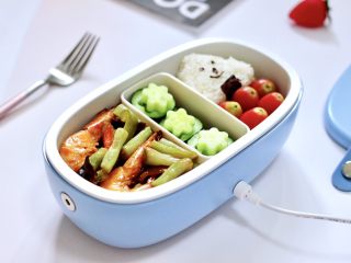 15、海虾芸豆木耳时蔬便当,加热后就可以享用了。