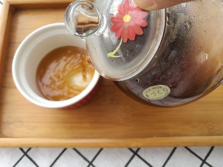 11、夏季茶饮，红枣姜茶之加减,出锅，倒入玻璃滤壶中，稍凉后加入蜂蜜，滋阴润肺。