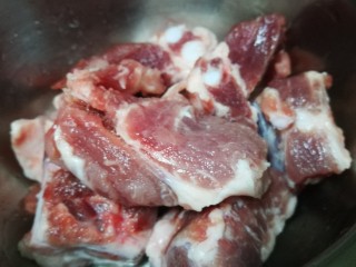 1、粤式靓汤～凉瓜黄豆猪骨汤,猪肋骨洗净 飞水捞出