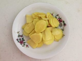 1、美味小零食  孜然香菇,鲜姜切成小片