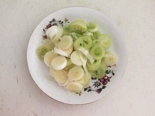 2、美味小零食  孜然香菇,大葱切成葱花