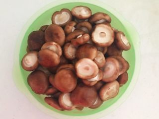 5、美味小零食  孜然香菇,把香菇清洗干净