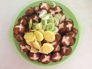 8、美味小零食  孜然香菇,加入姜片和葱花