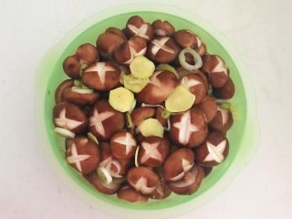 9、美味小零食  孜然香菇,调匀后腌制30分钟