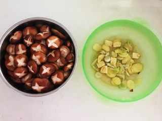 10、美味小零食  孜然香菇,把香菇和葱姜分离
