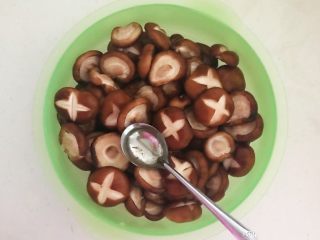 12、美味小零食  孜然香菇,加入2勺大豆色拉油