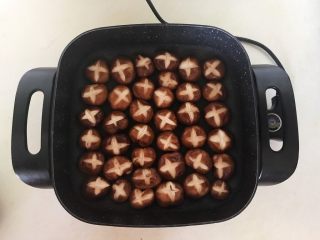 14、美味小零食  孜然香菇,炒锅烧热后后加入香菇，全程小火煎制