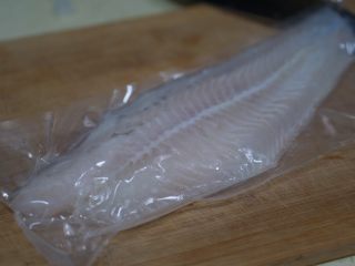 3、日常健身餐减肥餐营养便当,龙利鱼一条。提供蛋白质。替代品有鸡蛋白，虾仁，鸡胸肉，牛肉。推荐龙利鱼和虾仁，最好处理，白水煮也好吃。