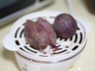 5、日常健身餐减肥餐营养便当,很多做主食的食材都可以用煮蛋器来搞定。扔上去，打开开关，好了它自动关闭。方便快捷，这个也尽量放凉一些。