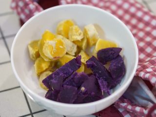 6、日常健身餐减肥餐营养便当,主食温度适宜的时候，可以剥皮，切成小块，方便摆盘。