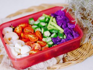 11、日常健身餐减肥餐营养便当,再晒一个之前做的，蛋白质部分是虾仁和蛋白。花样配菜是圣女果，秋葵，芦笋等等。颜色和营养一样丰富。