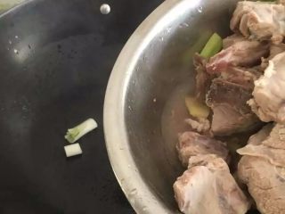 4、【排骨炖藕】滋补润燥,放入焯水的排骨