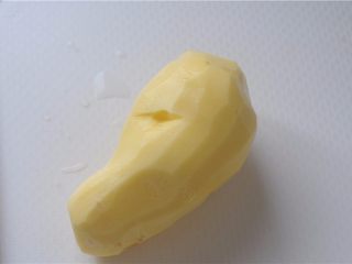 1、凉拌土豆丝——切土豆丝的小窍门,将土豆准备好，去皮备用