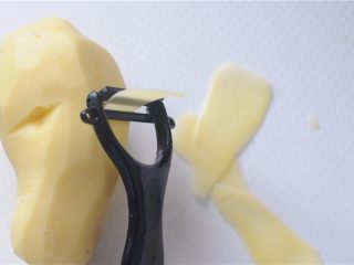 2、凉拌土豆丝——切土豆丝的小窍门,用刨皮刀将土豆刨成薄片