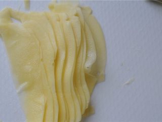 3、凉拌土豆丝——切土豆丝的小窍门,将这些薄片摞起来
