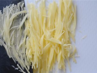 4、凉拌土豆丝——切土豆丝的小窍门,因为片很薄，所以切成细丝很容易