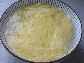 5、凉拌土豆丝——切土豆丝的小窍门,切好的土豆丝放入清水里，洗去淀粉