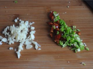 6、凉拌土豆丝——切土豆丝的小窍门,大蒜、辣椒切成碎末