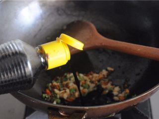 8、凉拌土豆丝——切土豆丝的小窍门,倒入少许生抽