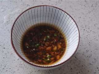 9、凉拌土豆丝——切土豆丝的小窍门,根据自家口味撒入盐，拌匀后出锅备用