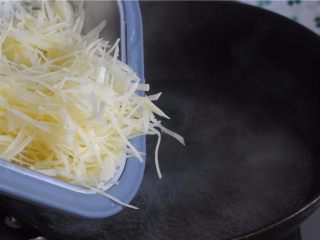 10、凉拌土豆丝——切土豆丝的小窍门,土豆丝清洗后沥干水，倒入开水中汆烫