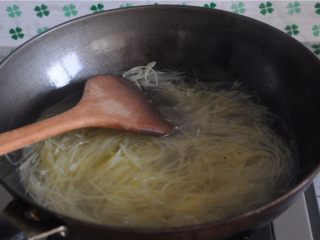 11、凉拌土豆丝——切土豆丝的小窍门,只需一分钟左右哦