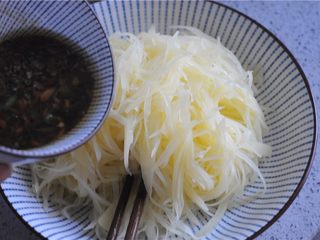 12、凉拌土豆丝——切土豆丝的小窍门,捞出沥干水，装盘，将准备好的凉拌汁淋在上面，拌匀即可