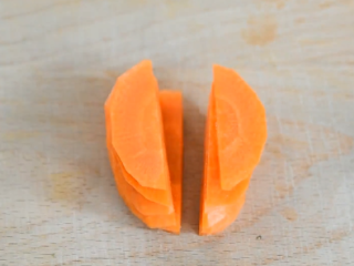 2、西兰花这样做健康又美味，减肥抗癌两不误！,胡萝卜去皮，斜切入刀再改刀切半