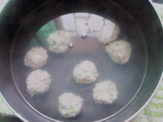 10、肉丸冬瓜汤—夏日清爽靓汤,这时可以煮丸子了，拌好的肉馅捏成肉丸子，逐个下锅。如果手法不熟练，可以先转最小火，这样防止前面下锅的丸子煮透了，后面的丸子还没下锅。