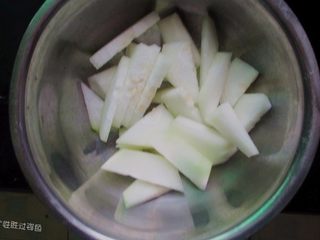12、肉丸冬瓜汤—夏日清爽靓汤,冬瓜切片